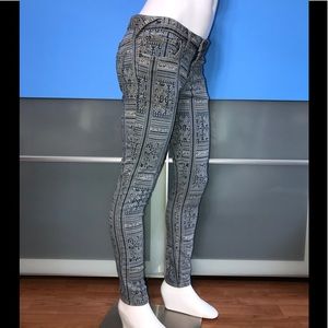 FREE PEOPLE • Distressed Print Skinny’s / size •26